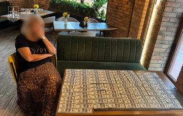 У Києві викладачку вишу підозрюють у хабарі "10 кг смородини" — прокуратура 
