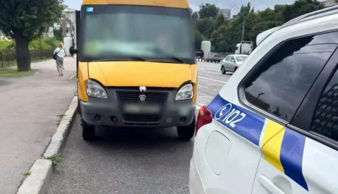 Дощ лив з даху прямо в салон: у Києві покарали водія маршрутки через несправність