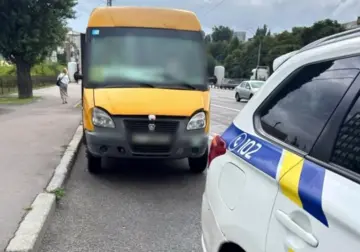 Дощ лив з даху прямо в салон: у Києві покарали водія маршрутки через несправність
