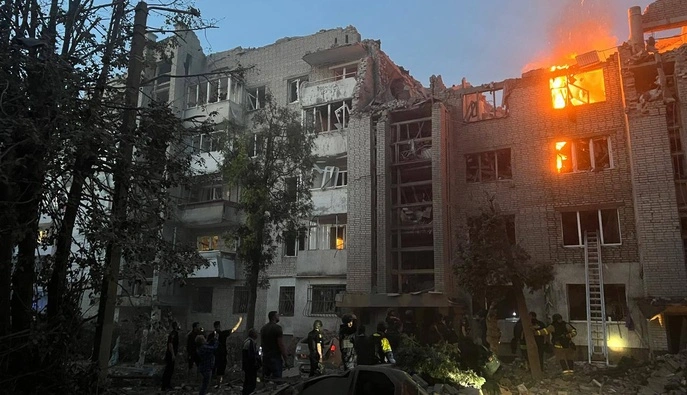 Во Львове горят жилые дома после атаки: под завалами могут оставаться люди