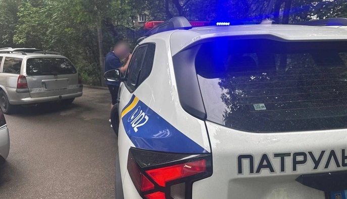 У Києві неповнолітній поранив ножем патрульного – перед цим погрожував рідним