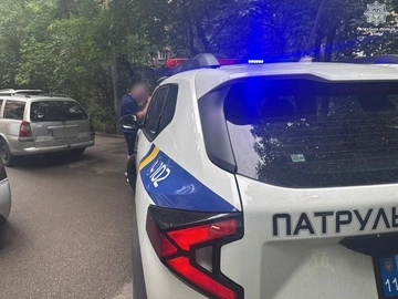 У Києві неповнолітній поранив ножем патрульного – перед цим погрожував рідним