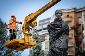 В Киеве начали демонтировать защитные конструкции с памятников — почему именно сейчас