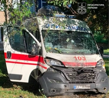 Россия атаковала Харьковщину FPV-дронами: в Золочеве поврежден автомобиль скорой помощи
