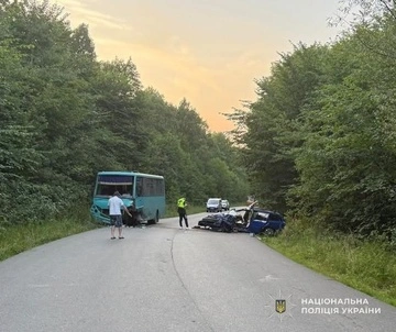 На Львівщині легковик зіткнувся з рейсовим автобусом: постраждали 11 людей