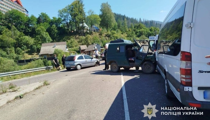 На Закарпатье столкнулись два автомобиля и микроавтобус с туристами: пострадали 13 человек