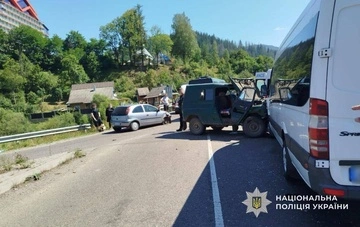 На Закарпатье столкнулись два автомобиля и микроавтобус с туристами: пострадали 13 человек
