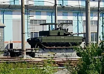 Росія "засвітила" модернізований Т-80БВМ під час перевезення залізницею