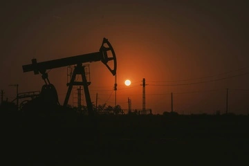 Страны ОПЕК+ договорились увеличить добычу нефти в сентябре