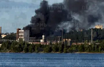На виробничому об’єкті у Пермі спалахнула масштабна пожежа: горить ємність із дизпаливом