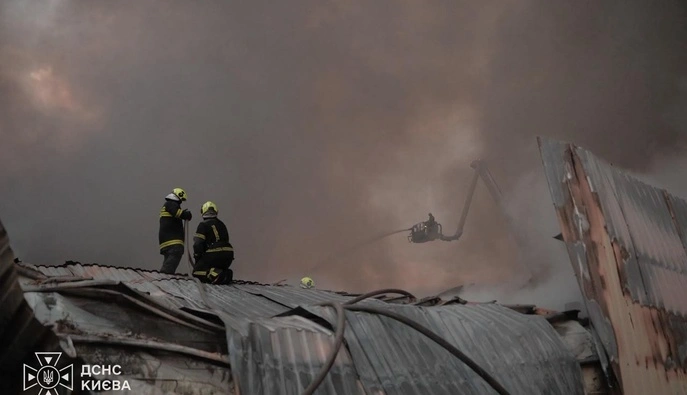 Ворог атакував Київщину: цілив у склади та виробничі приміщення 