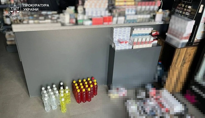 За підпільне виробництво сигарет у Кривому Розі судитимуть 13 людей