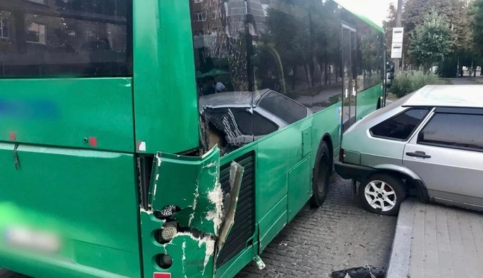 В Киевской области авто на скорости протаранило автобус, который высаживал людей на остановке