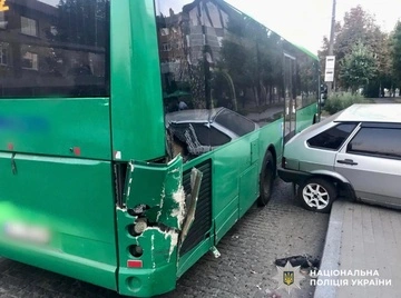 На Київщині авто на швидкості протаранило автобус, який висаджував людей на зупинці