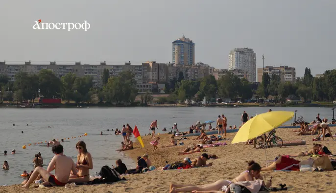 Київ під палючим сонцем: як містяни рятувалися від спеки до +37 — фоторепортаж