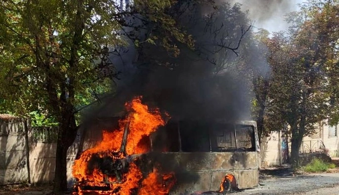 Россияне ударили по автобусу в Никополе — погиб водитель, пострадавший