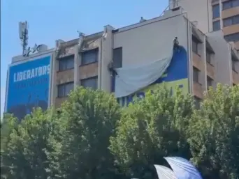 "Косово треба поважати": У центрі Приштини з будівлі зняли український прапор