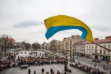 Верят ли украинцы в победу и каким видят будущее страны: что показал опрос КМИС