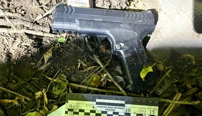 В Николаевской области подросток попал из пистолета в глаза сверстнице