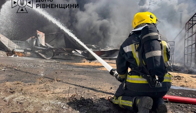 В Ровенской области горит предприятие: очевидцы сообщали о звуках, похожих на взрывы