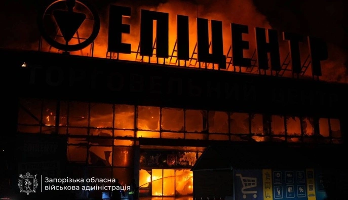 Запорожье пострадало от удара: в одном из районов города загорелся торговый центр
