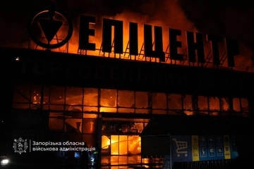 Запорожье пострадало от удара: в одном из районов города загорелся торговый центр