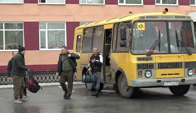 В РФ мужчин начали забирать с улиц и везут подписывать контракты с Минобороны