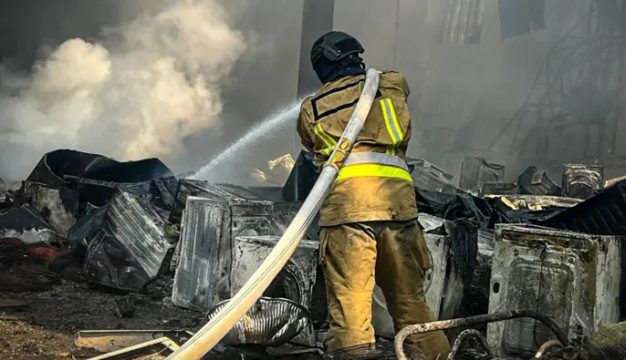 Удари РФ по логістичних об’єктах на Київщині: рятувальники ліквідовують наслідки атаки