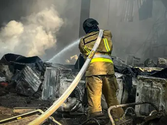Удари РФ по логістичних об’єктах на Київщині: рятувальники ліквідовують наслідки атаки