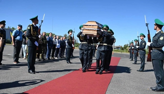 Прах Евгения Коновальца доставили в Украину