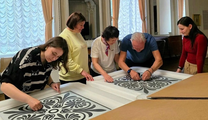 Через 4 роки після російського удару вдалося відновити вітраж Київської картинної галереї