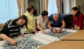 Через 4 роки після російського удару вдалося відновити вітраж Київської картинної галереї