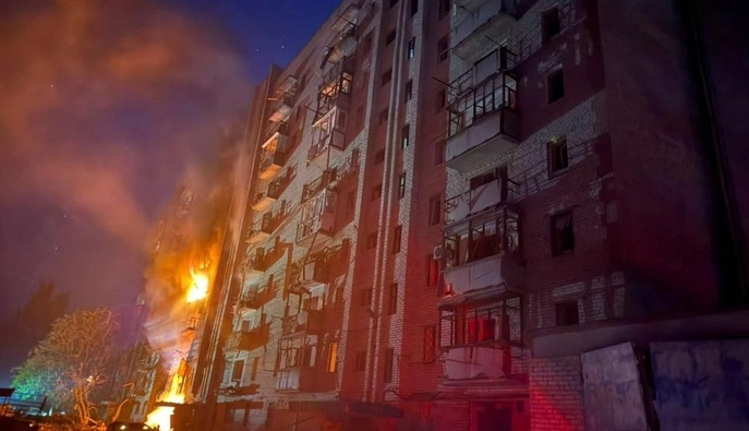 Краматорск подвергся авиаудару — бомба попала в многоэтажный дом, погиб человек