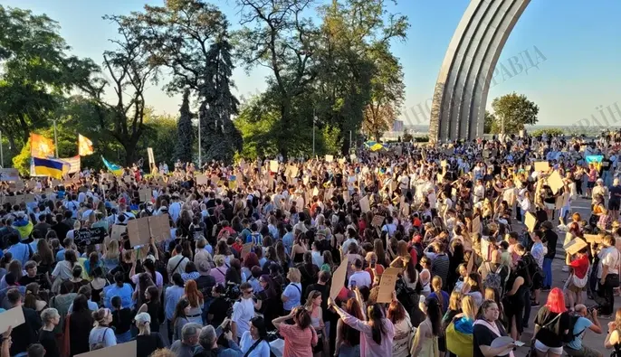 В Киеве люди вышли на ходу за возвращение Федорова в Минобороны — фото
