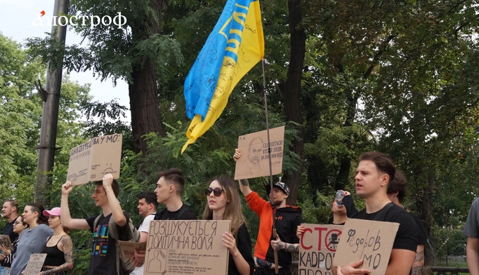"Ми вам нагадаємо, хто тут влада": як українці зустріли нардепів під Радою – фоторепортаж