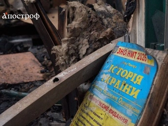 Спалені книги та знищені павільйони — як виглядає книжковий ринок на Почайній після атаки