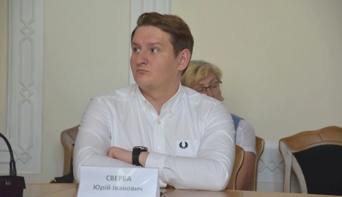 Паркомісце — чиновнику, мільйонні контракти — його власнику: ЗМІ розкрили корупційні зв’язки заступника голови Агентства відновлення Юрія Сверби