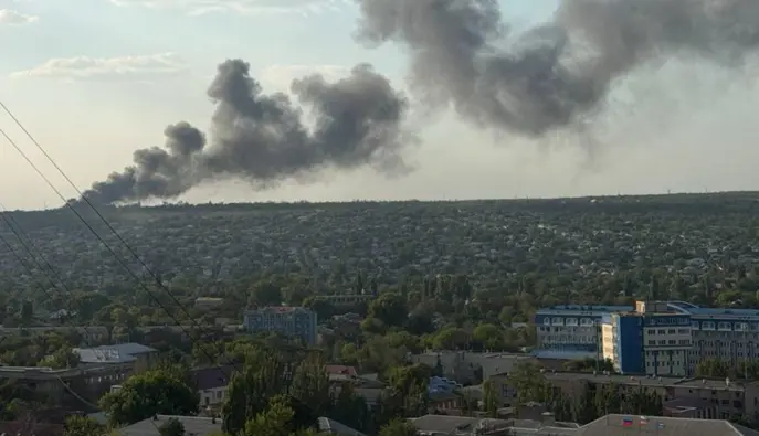 В оккупированном Луганске после серии взрывов вспыхнул масштабный пожар: подробности