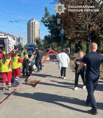 В Киеве автомобиль столкнулся с маршруткой и въехал в остановку – погибли люди