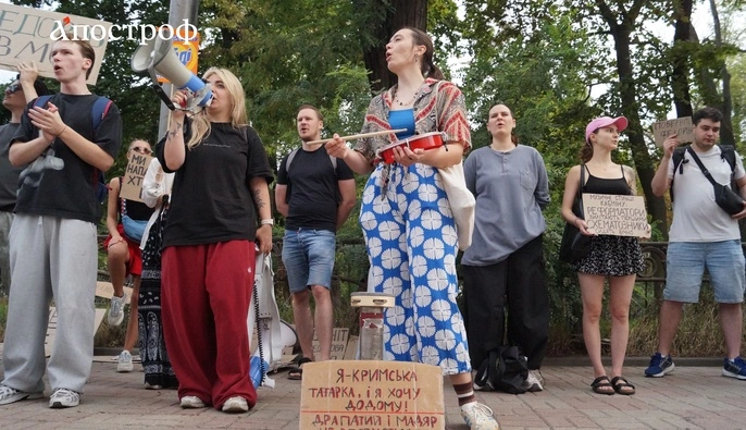У Рады второй день подряд собрались протестующие — требуют вернуть Федорова в Минобороны