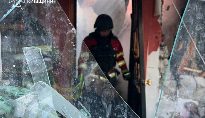 На Київщині після атаки РФ горять складські приміщення: у ДСНС розповіли про наслідки
