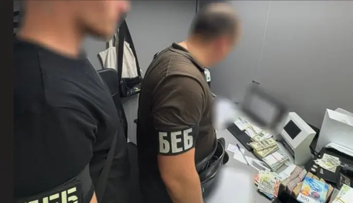 БЕБ виявило мережу нелегальних обмінників у Києві: вилучили валюти на 7 млн грн
