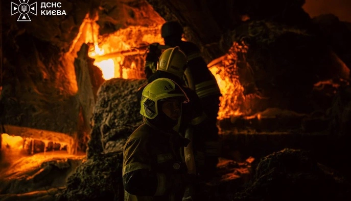 У Голосіївському районі загасили пожежу після третьої за добу атаки: що відомо