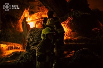 У Голосіївському районі загасили пожежу після третьої за добу атаки: що відомо