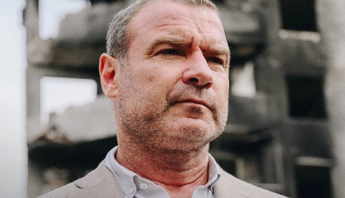 "Це атака на цивільних": зірка "Людей Ікс" Лієв Шрайбер відвідав місце російського удару в Києві