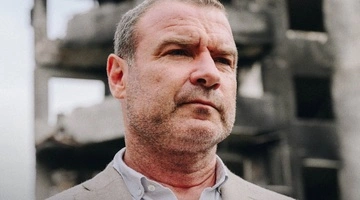 "Це атака на цивільних": зірка "Людей Ікс" Лієв Шрайбер відвідав місце російського удару в Києві