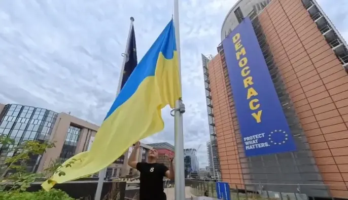 Флаг Украины подняли у Еврокомиссии перед Днем Независимости