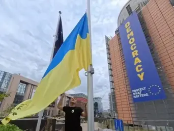 Прапор України підняли біля Єврокомісії перед Днем Незалежності