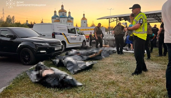 У Кривому Розі рятувальники шукають людей під завалами торгового центру — Зеленський