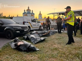 У Кривому Розі рятувальники шукають людей під завалами торгового центру — Зеленський